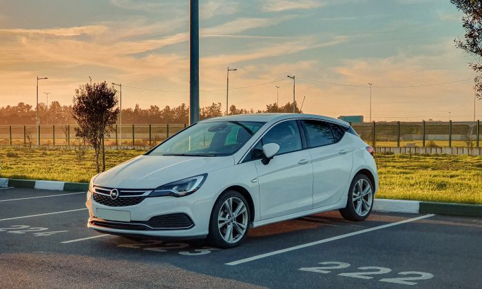 What are the tax benefits of leasing a car for business?